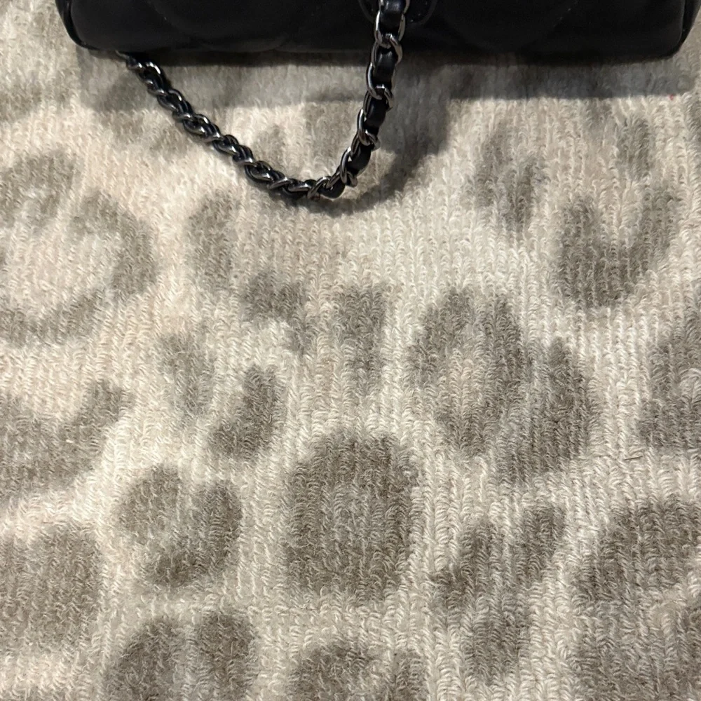 Black Quilted Shoulder Bag with Gold Chain *this is NOT a famous designer* - Picture 8 of 9